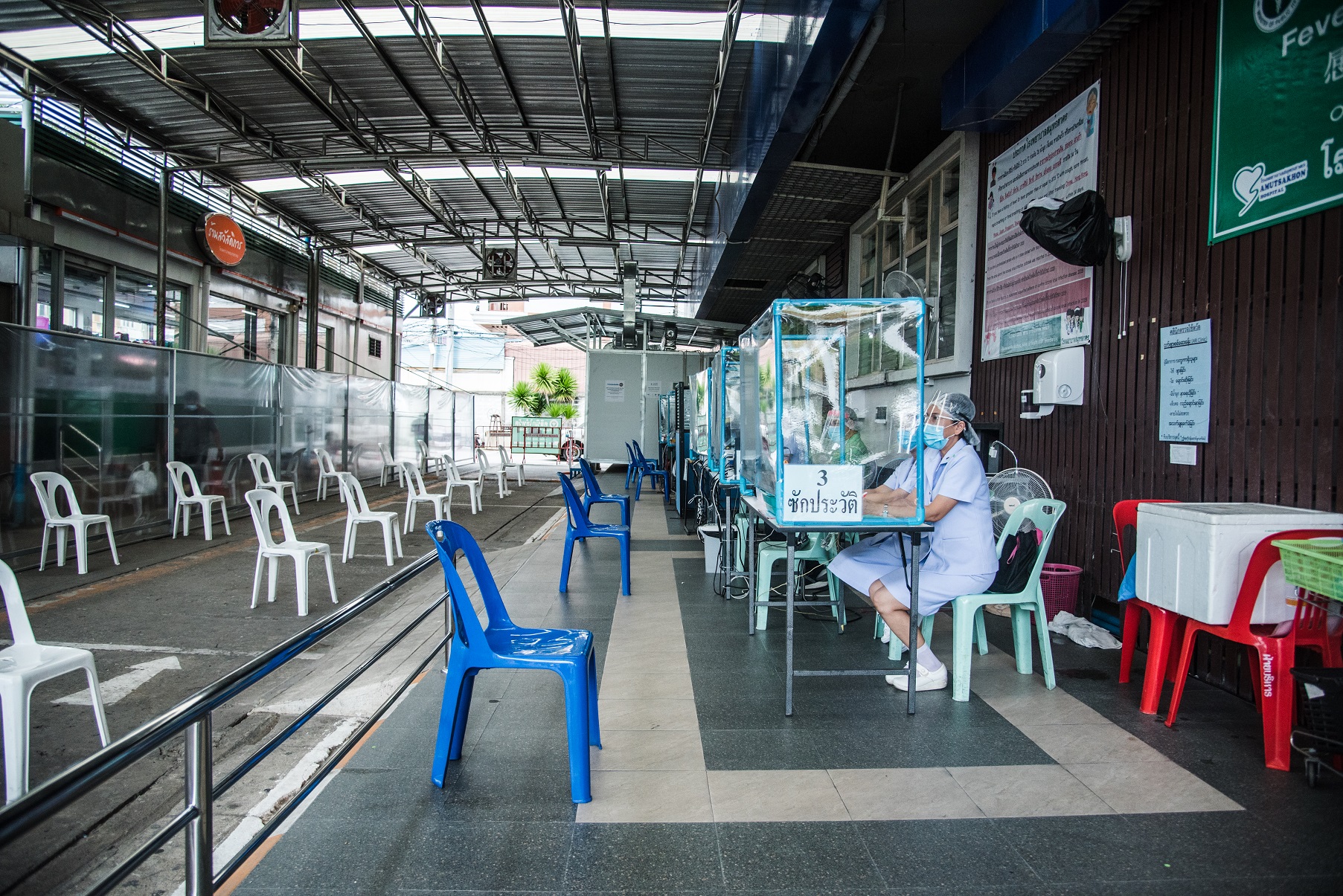 Nurses at COVID-19 Clinic, Sumut Sakhon Hospital, receives up to 20 patients, both Thais, and Burmese migrant workers Nurses at COVID-19 Clinic, Sumut Sakhon Hospital, receives up to 20 patients, both Thais, and Burmese migrant workers